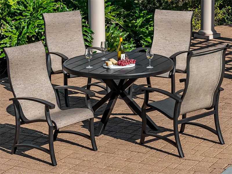 Set da pranzo Lodge in alluminio bronzo invecchiato con imbracatura da 5 pezzi (tavolo da pranzo da 48 pollici)