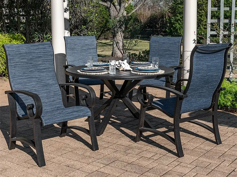 Set da pranzo da 5 pezzi in alluminio bronzo invecchiato Solstice con imbracatura (tavolo da pranzo da 52 pollici)
